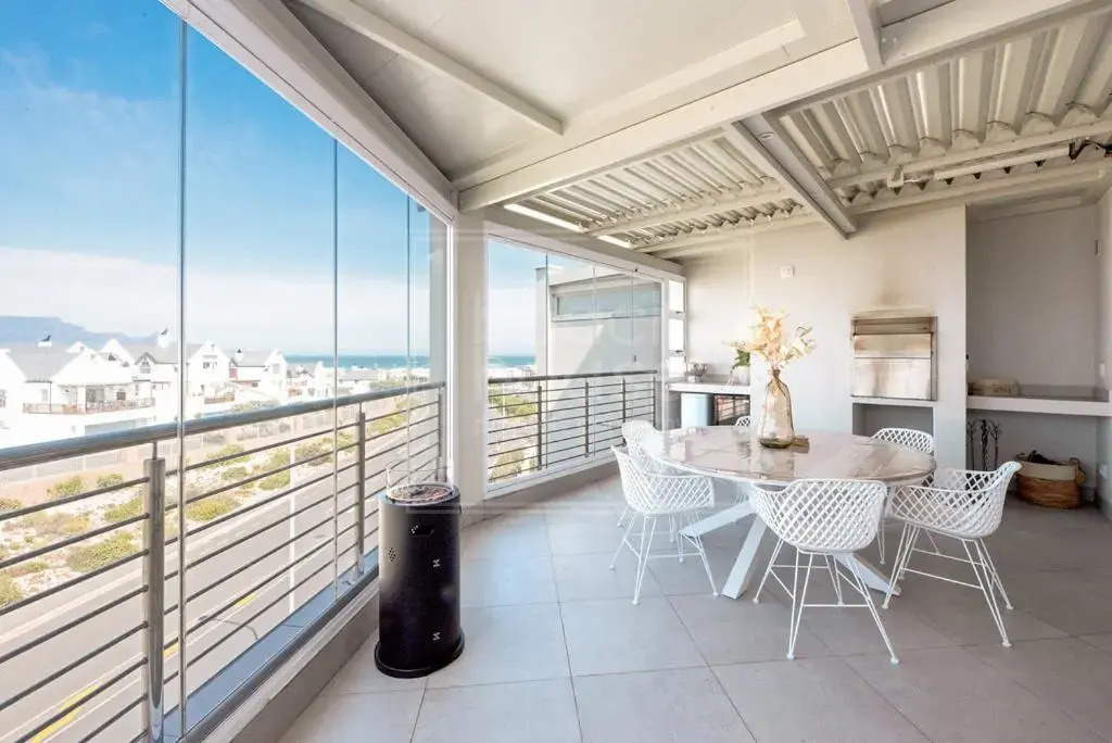 Luxury 3 bedroom, 3 bathroom Top floor Beachfront, Big Bay