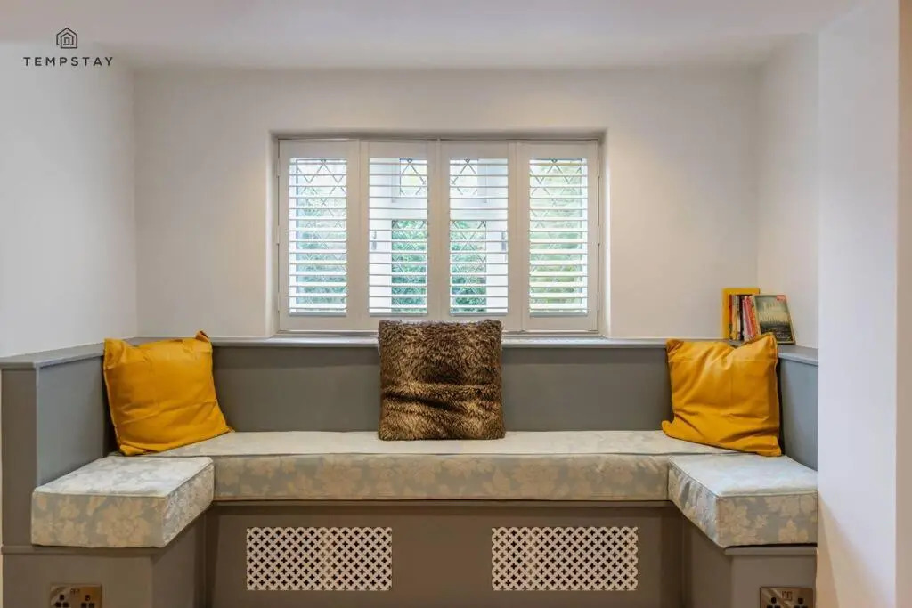 Stylish Home with Free Parking - 10 Mins To Legoland!