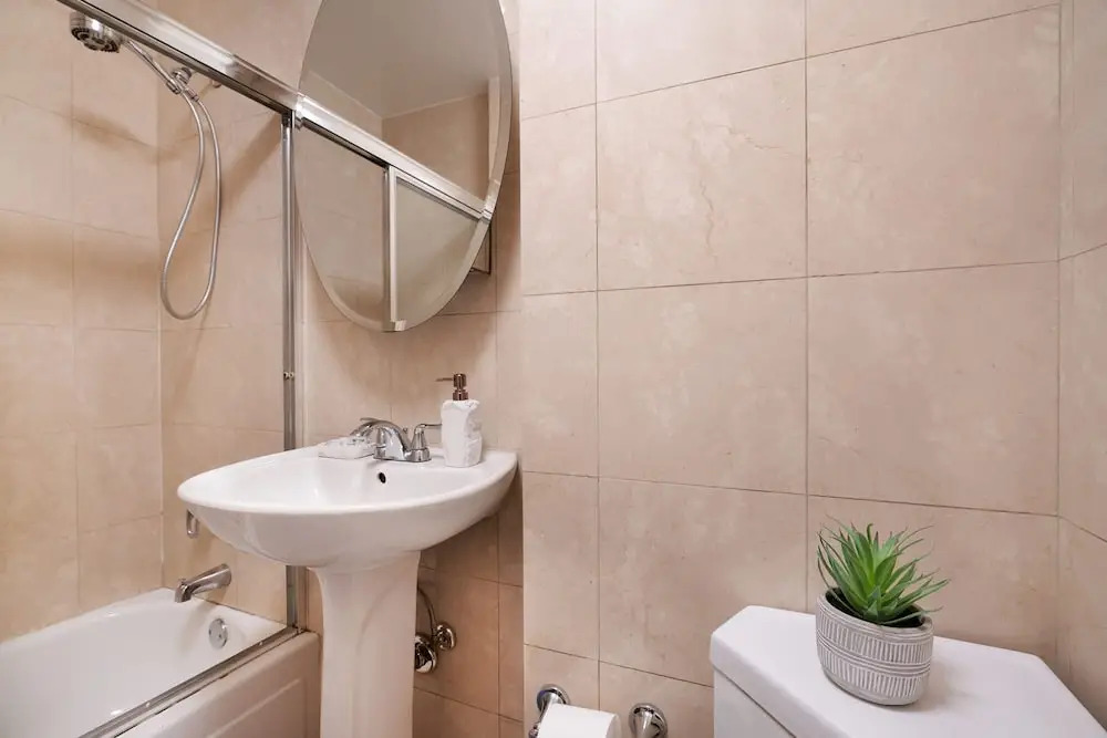 73-308 New 1BR 1bth UWS Doorman Gym