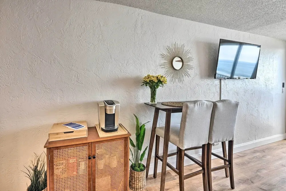 Oceanfront, Fourth-floor Condo on Daytona Beach!