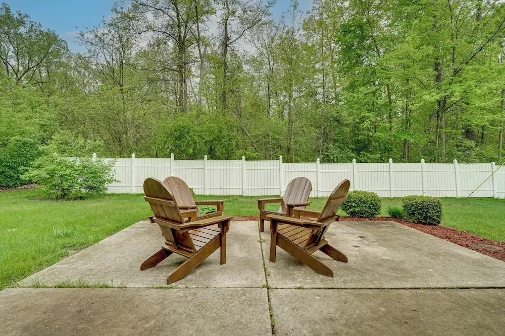 Pets Welcome: Convenient Family Home in Westland!
