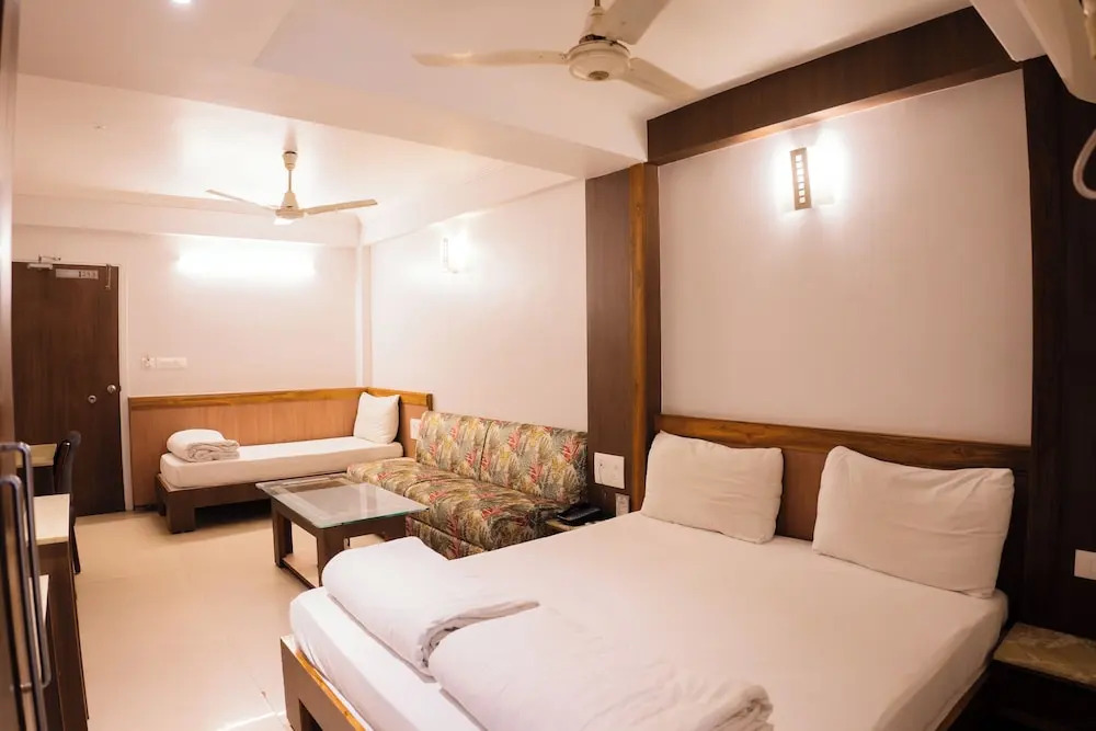 Jains Hotel Rajhans