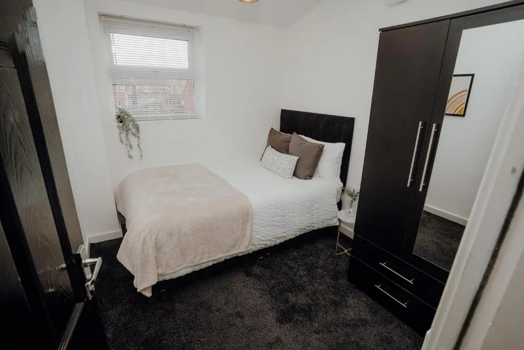 Entire 4 Bed House - Monthly Discount - By Centre
