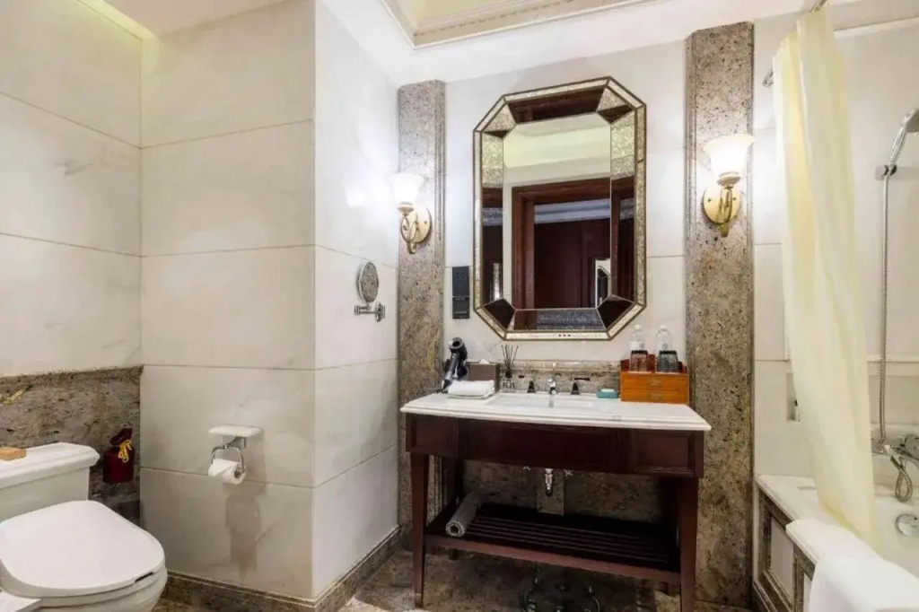 Donghu Collection Hotel