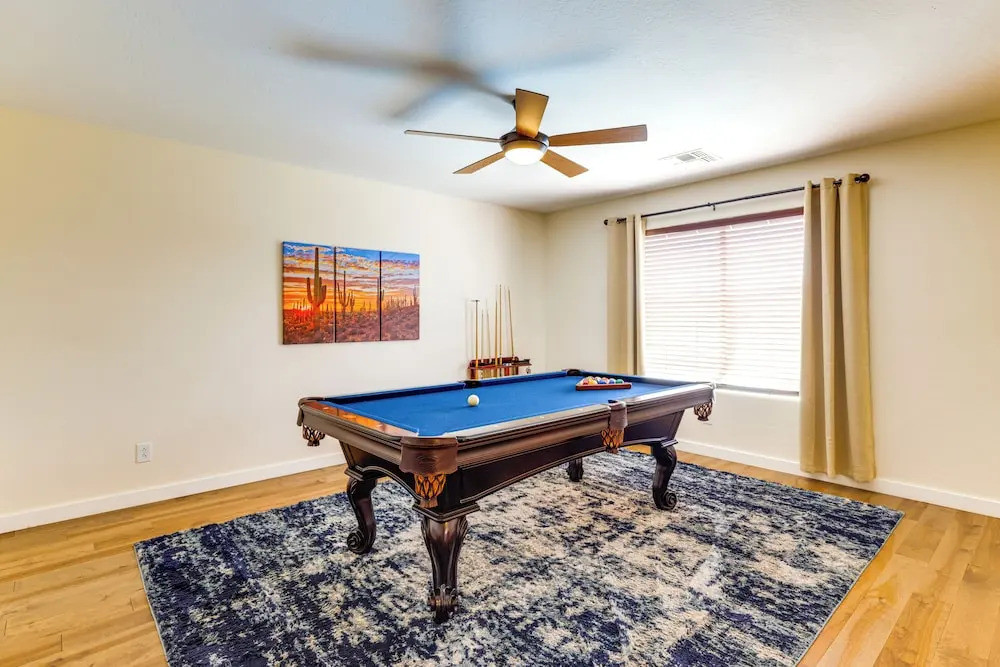 Putting Green, Pool Table! West Valley Family Home