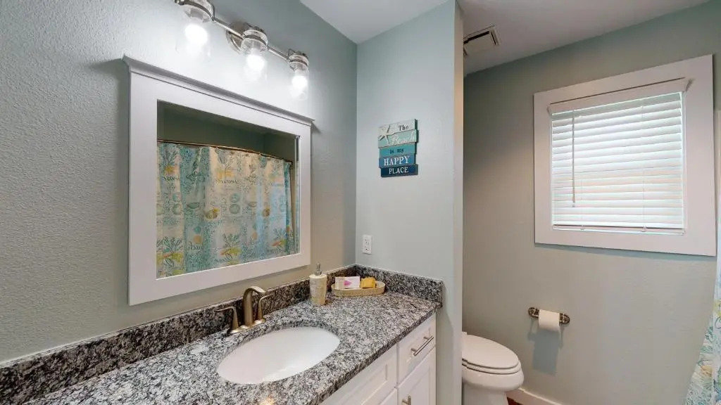 AH-D115 Newly Remodeled First Floor Condo, Shared Community Pool & Hot Tub