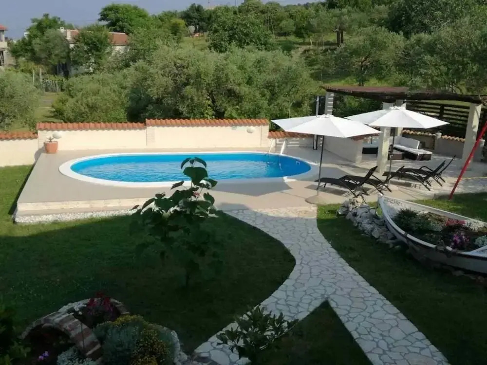 Robi- Swimming Pool and Beautiful Garden - A2-crveni