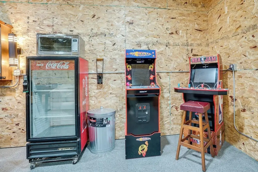 2 Mi to Super Rink: Sporty Group Getaway in Blaine