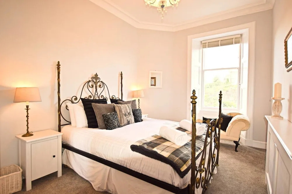 Jeffrey Street Apartment: Heart of the Old Town