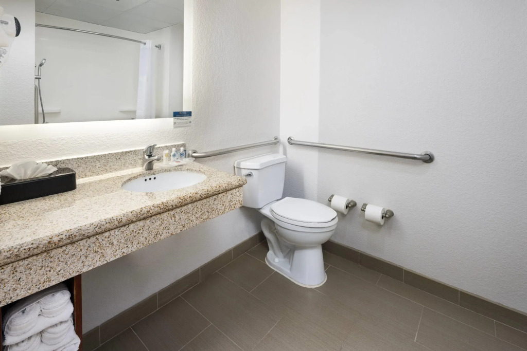 Comfort Suites Outlet Center