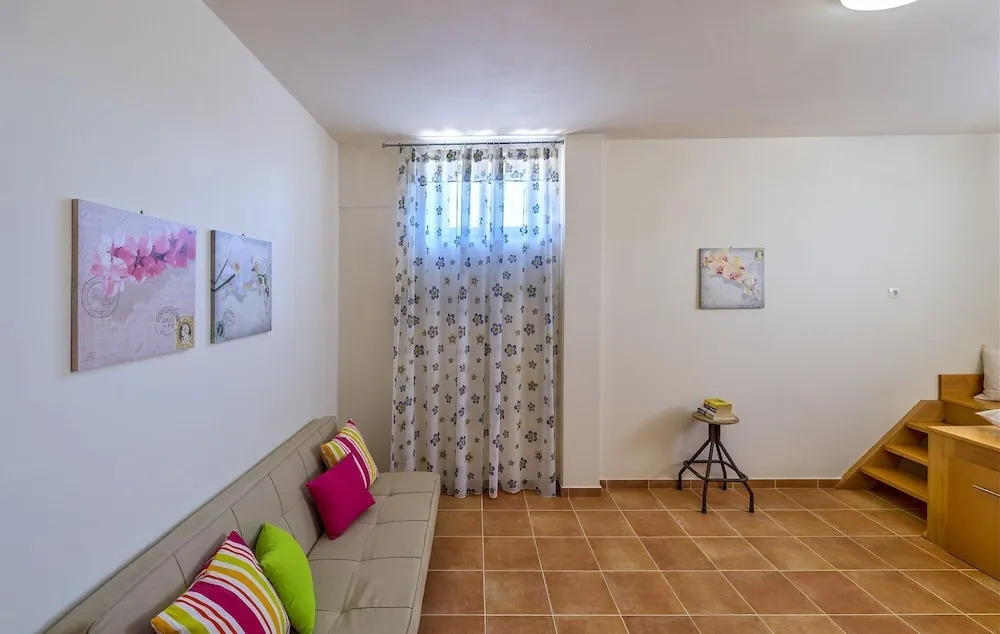 Emerald Villa 70m From the Beach