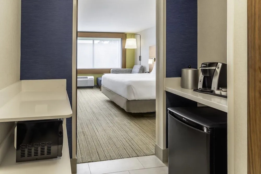 Holiday Inn Express & Suites - Milwaukee West Allis by IHG
