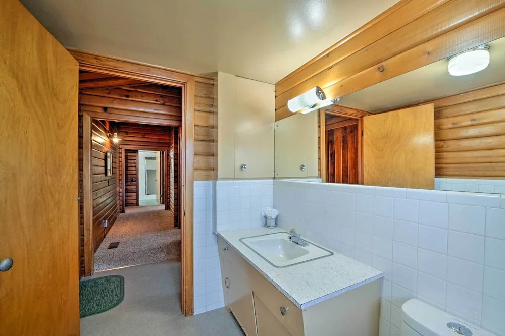 Waterfront Manson Cabin on Lake Chelan w/ Deck!
