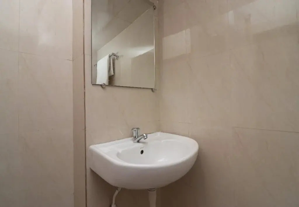 Golden Inn By OYO Rooms