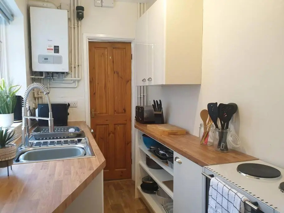 Cosy 2 Bedroom City House with 2 Bathrooms