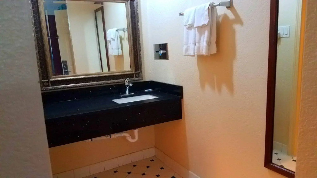 Red Roof Inn & Suites Houston - Hobby Airport