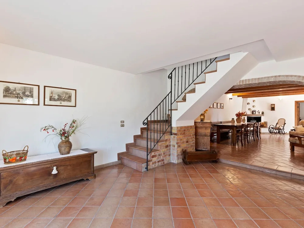 Delightful Villa in Varano with Fireplace