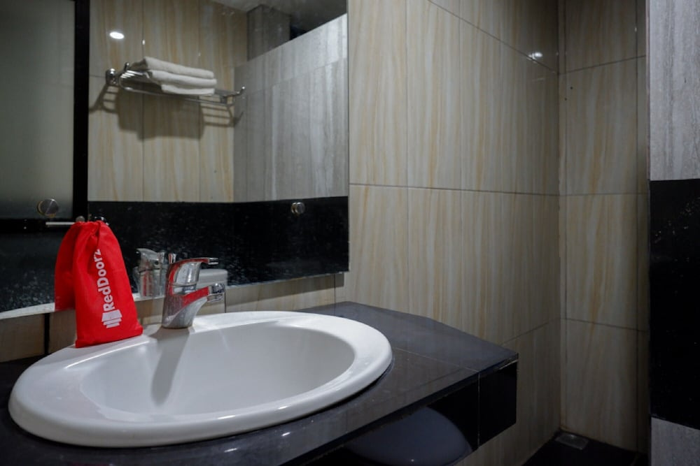 RedDoorz Plus @ Cameloan Hotel Palu