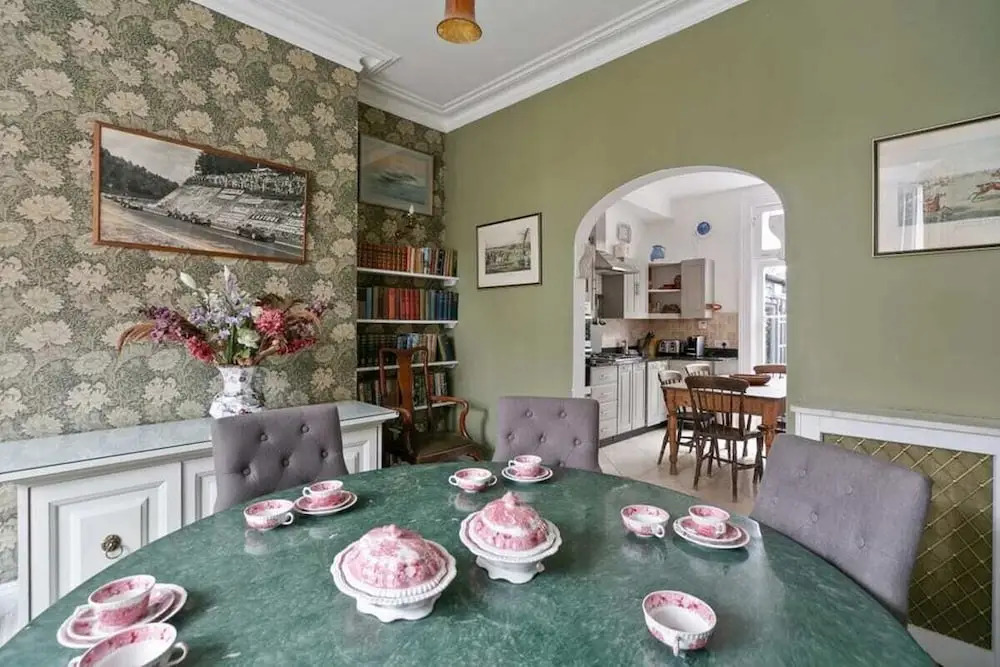 Special Offer- 5 bed Victorian in Zone2