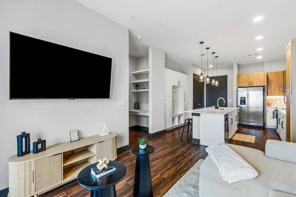12 Min to Downtown Pool Balcony Free Parking