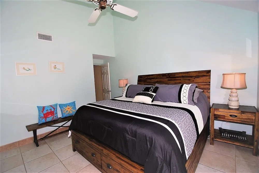 112 E. Cora Lee Townhouse 3 Bedrooms 3 Bathrooms Townhouse