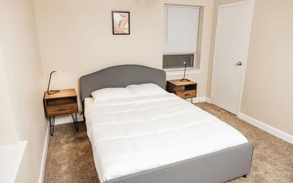 Convenient Apt W/shopping, Dining & Freeways