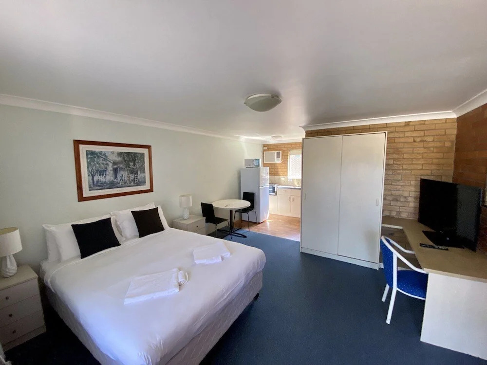 Paramount Motel