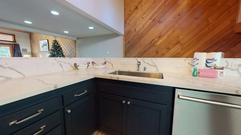 Snowcreek III 415 Gorgeous Mountain Views, Remodeled with Washer Dryer by RedAwning