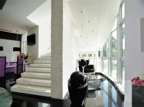 Hotel In - Lounge Room