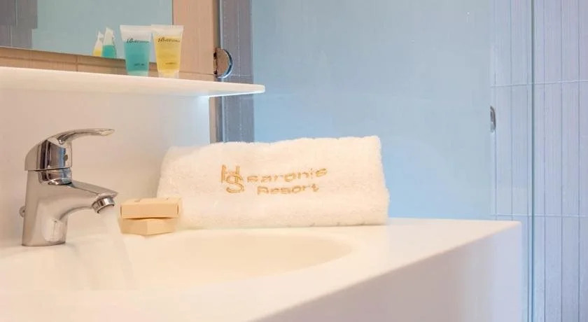 Saronis Hotel