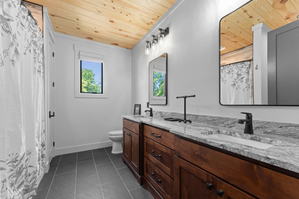 Gray Fox Lodge by Avantstay Waterslide Pool, Theater Sleeps 21