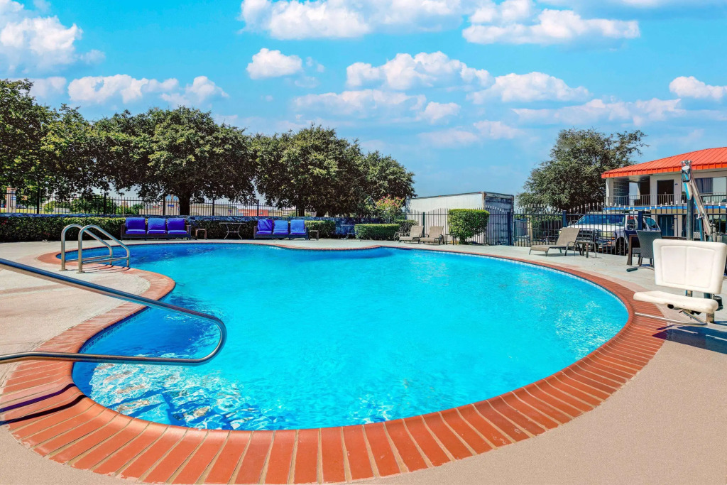 Days Inn by Wyndham South Fort Worth