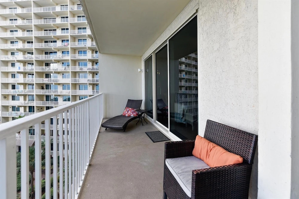 Shores Of Panama 620-sleeps 8, Free Fun! Reserved Parking Space! Updated! 2 Bedroom Condo by RedAwning