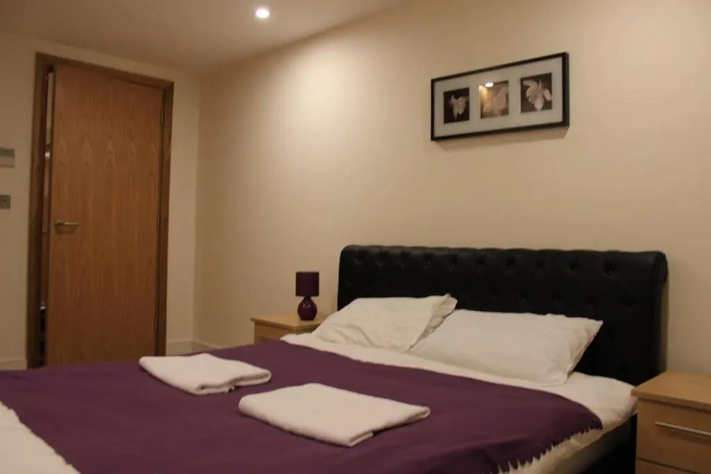 Stylish 3 Bed 2 Bath Apartment Hyde Park