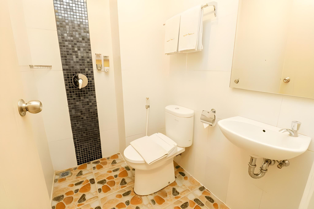 ZEN Rooms Pasar Ikan Losari