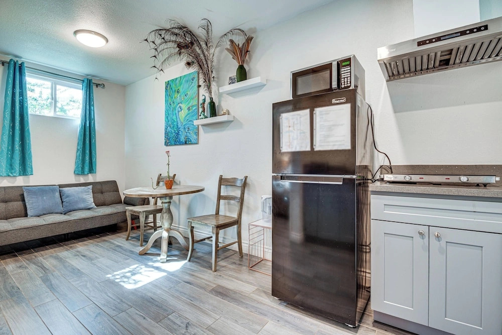 Explore Shops, Eats & Entertainment! Pasadena Apt