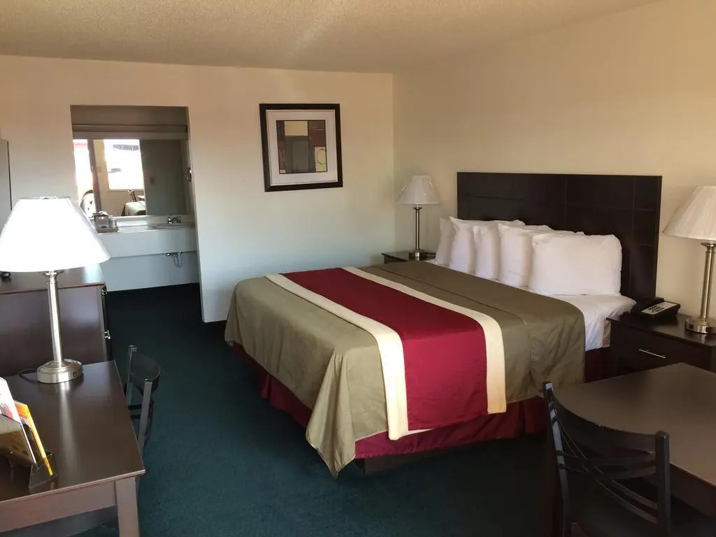 Travel Inn & Suites