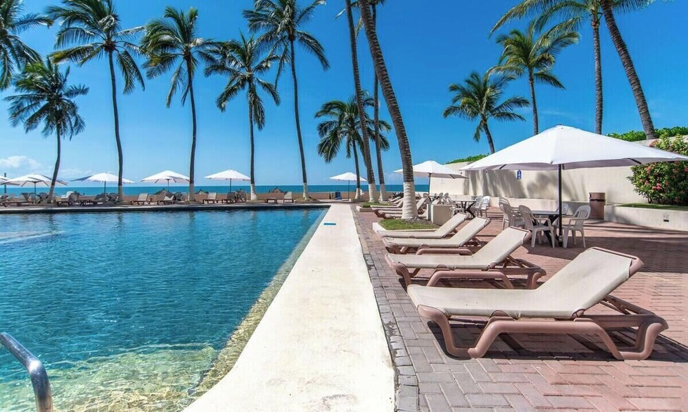 Beachfront 2BR Condo - Pool - Blue Flag Beach