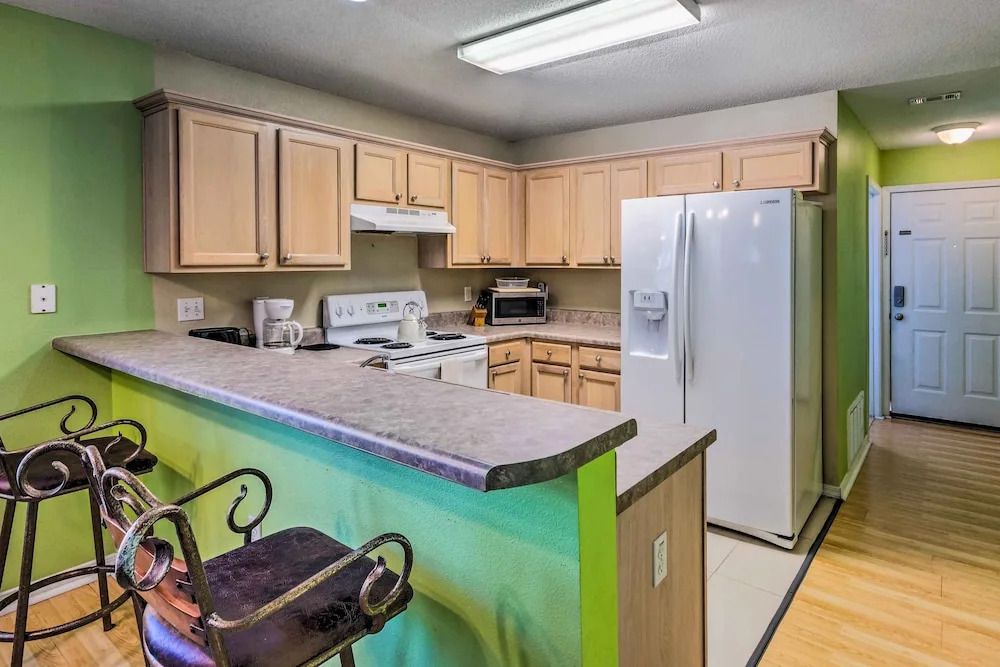Cute Pensacola Townhome ~ 9 Mi to Downtown!