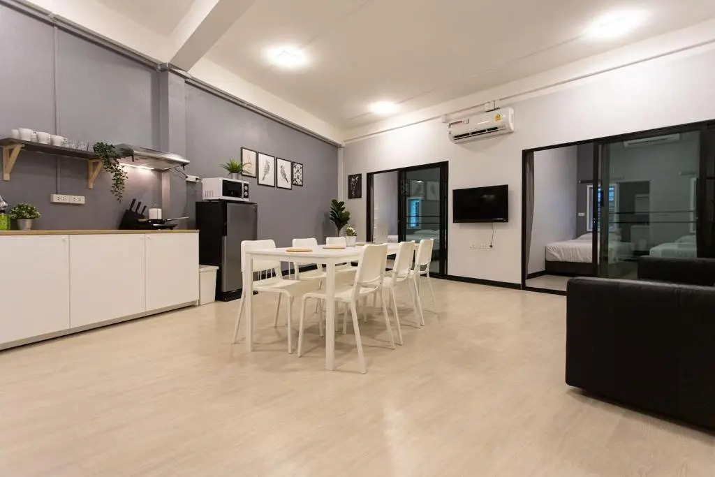 U2 Large 2 Bedrooms 100m to BTS station