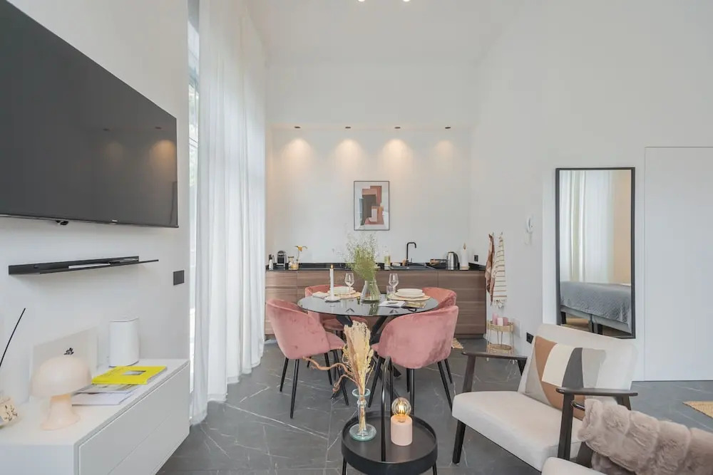 Piccola Como Lotus With 1 Bathrooms