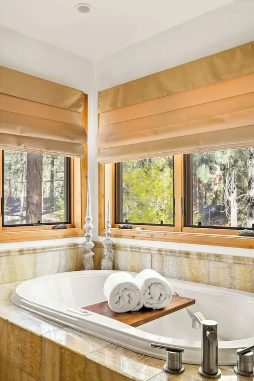 Summit Pine Lodge 4 BDR Minutes From Bear Lake!
