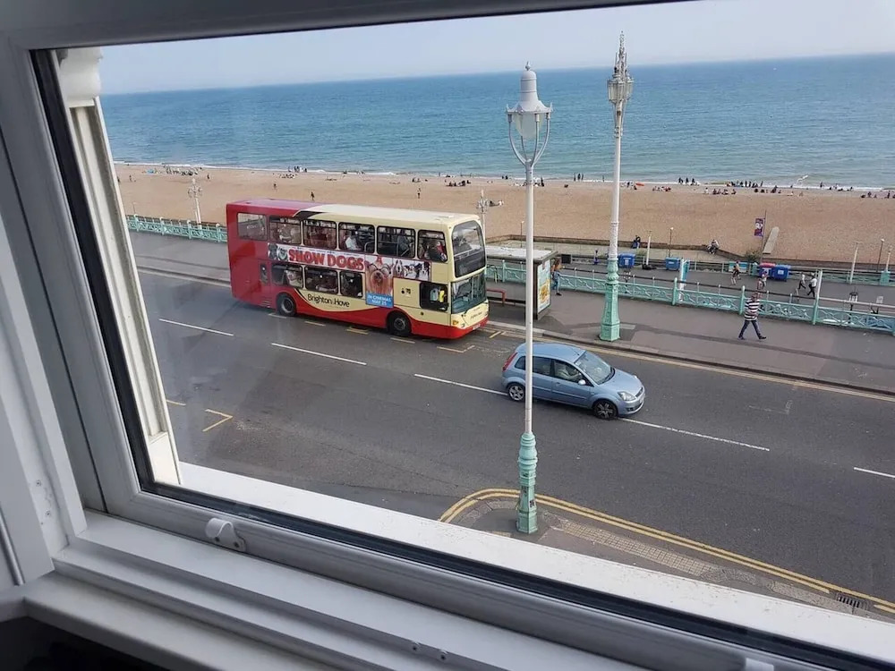 2 Bed Apt - Sea Views, Seafront Location & Parking