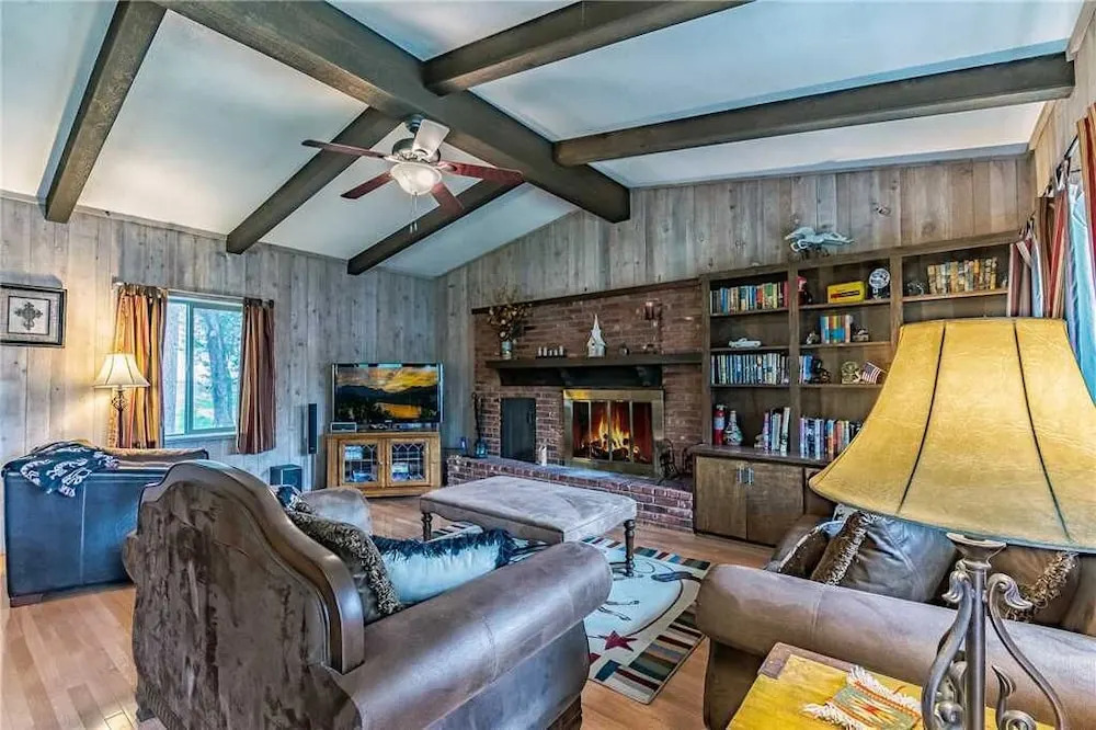 Mustang Hideaway - Three Bedroom Cabin