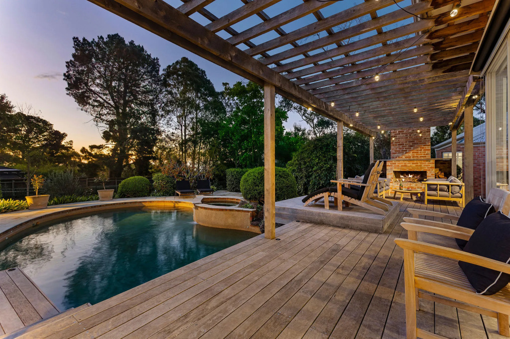 Tranquil Estate With Pool Heated Spa Gardens