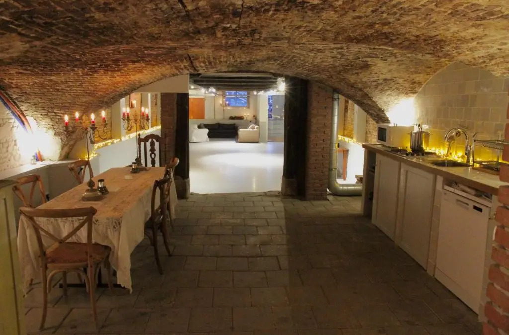 Top-notch space along canal in historic centre