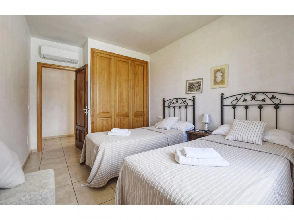 Stunning country house with pool and panoramic views for 10 people