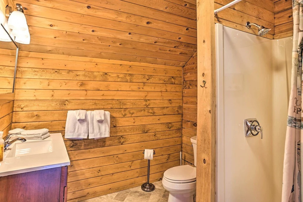 Quaint Studio w/ Shared Beach: Walk to Suttons Bay