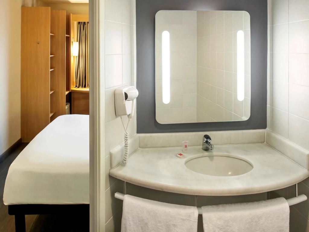 ibis Macae