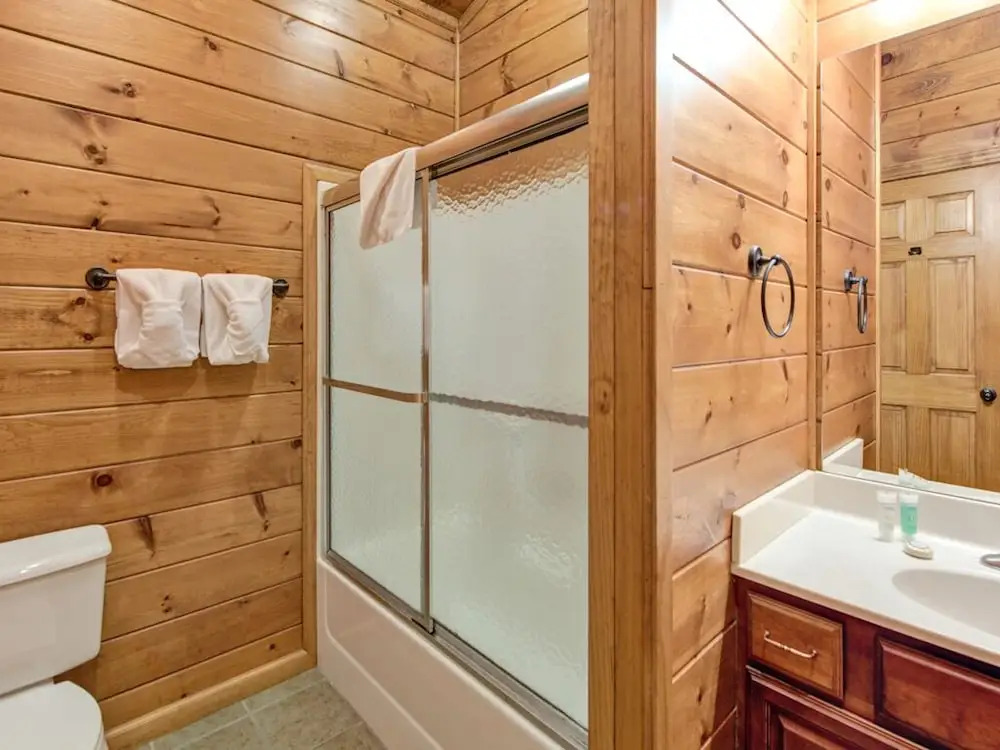 The Great Escape II 5 Bedroom Mountain View Home with Hot Tub